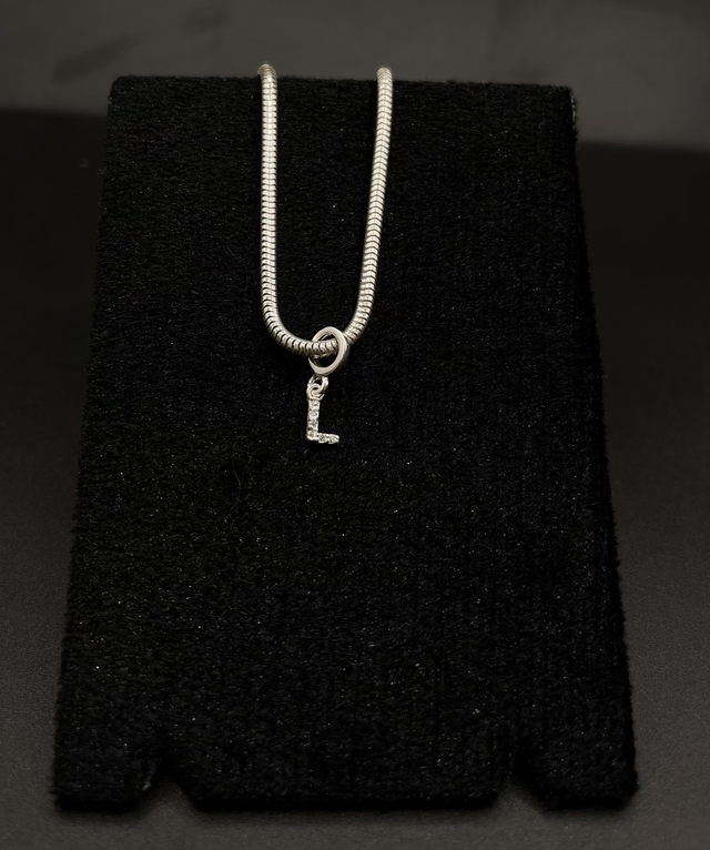 Berloque prata letra L zircônio 