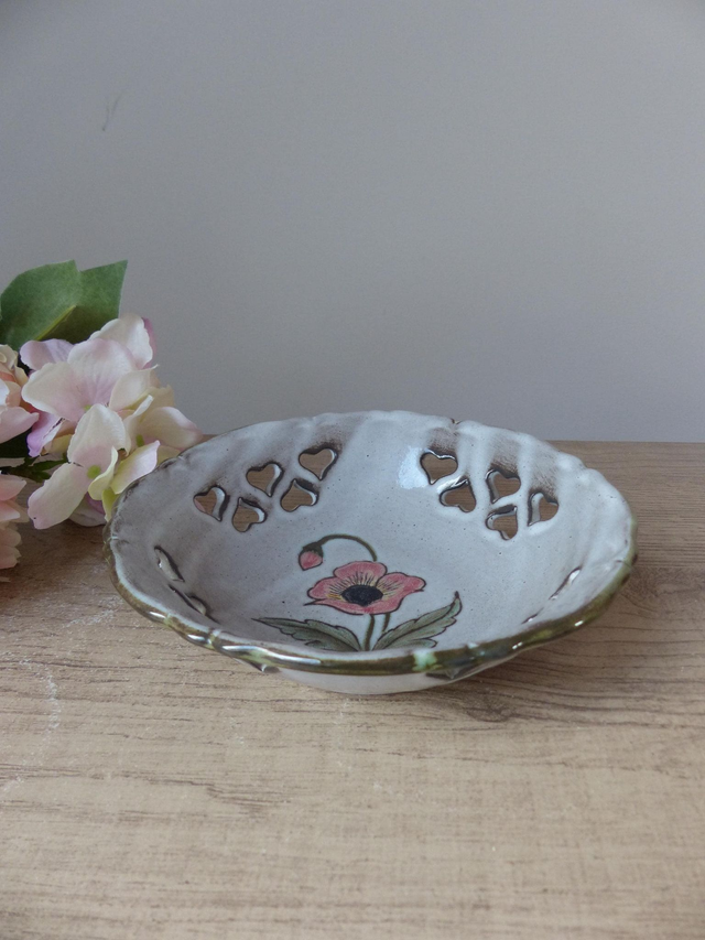 Petite Coupe Panier en Céramique - Vallauris - Ajourée de Cœurs - Motif Fleurs Coquelicots – Vintage - Décoration Maison Bohème Champêtre