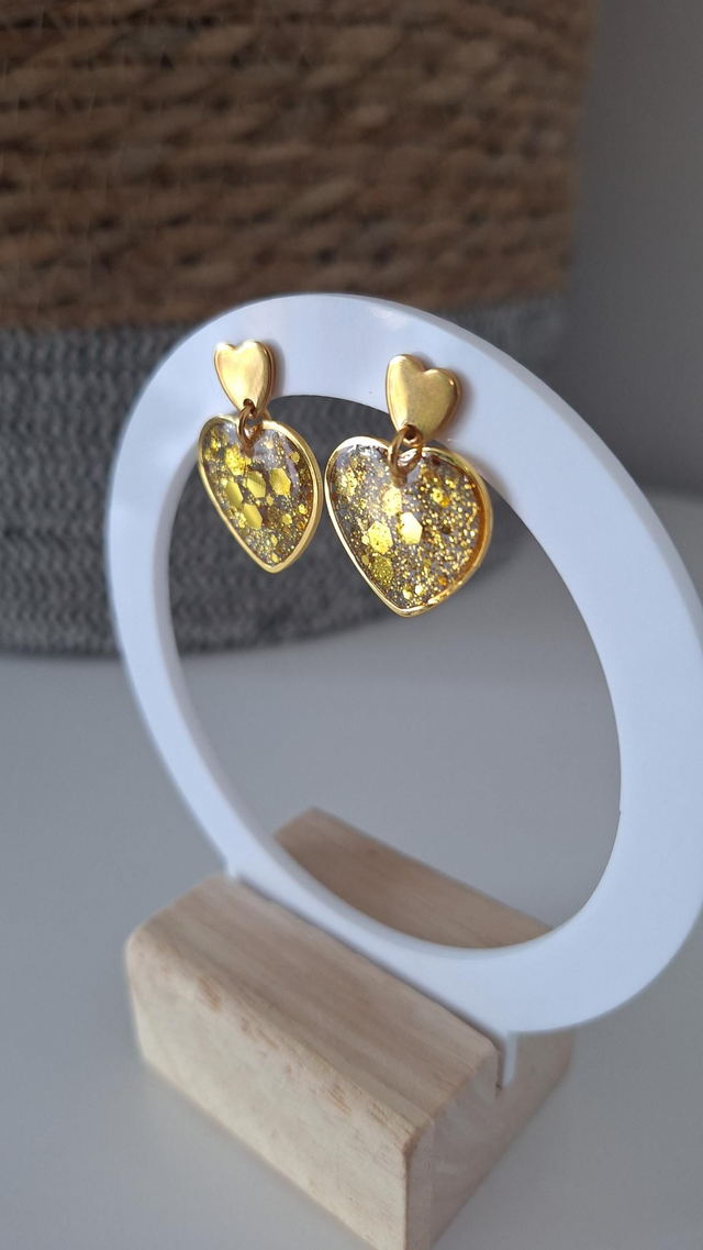 Boucles d&#039;oreilles cœurs paillettes dorées 