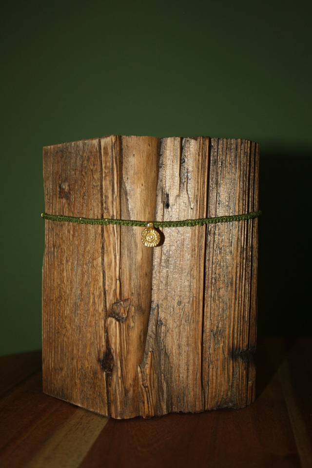 Schmaler Choker mit Perlenakzenten und Sonnenanhänger