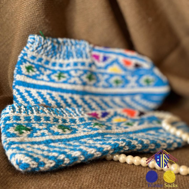 Stricksocken mit traditionellen Muster aus dem Iran in weiß/blau