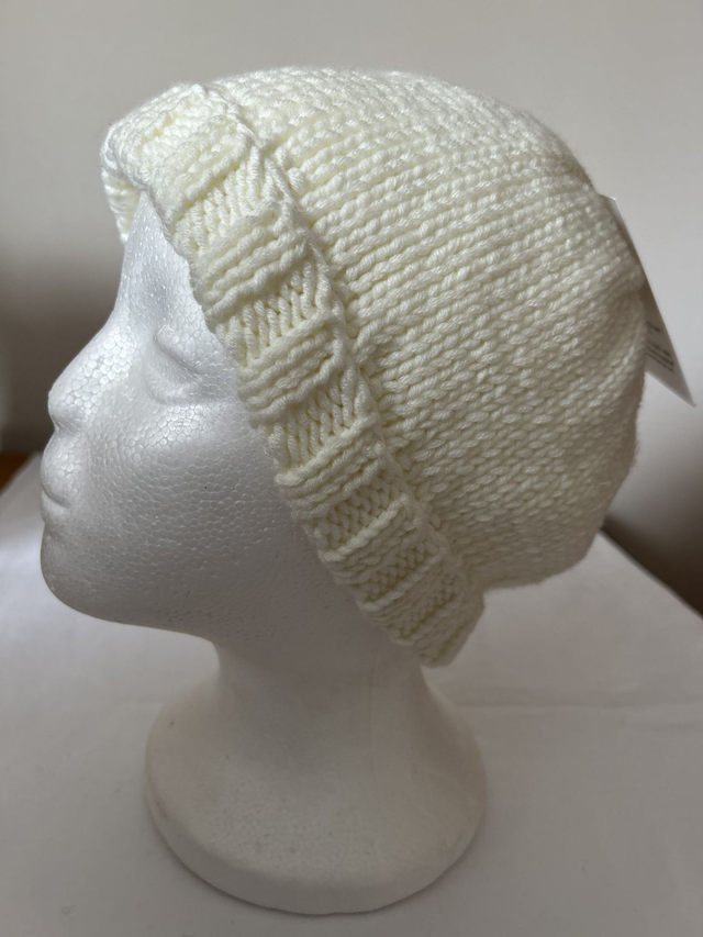 7023. Ladies knitted hat, cream