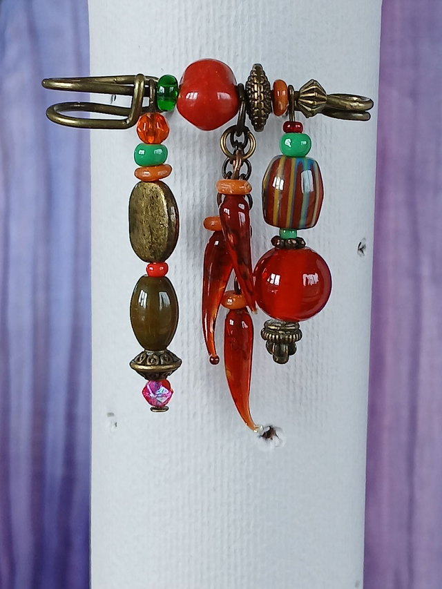 Broche à breloque orange et vert