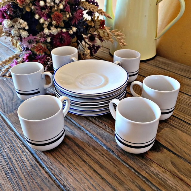 X Tasses avec sous tasses estampillées Total (6 tasses avec sous tasses)