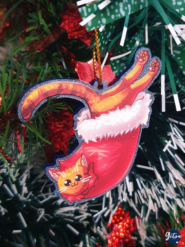 Suspension chat dans la chaussette argent foncé