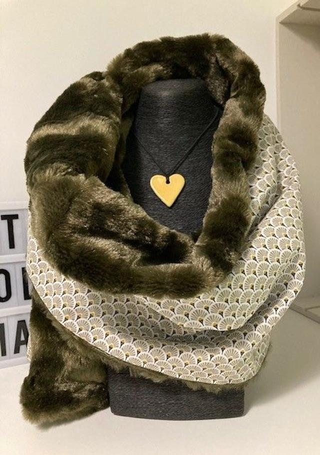 Écharpe polaire kaki aux éventails dorés