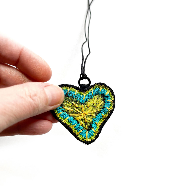 Talisman brodé cœur jaune et turquoise