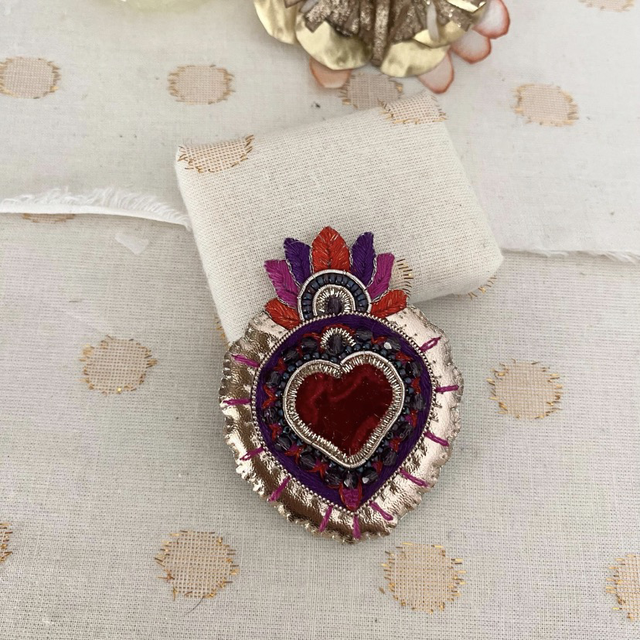 Broche brodée ex voto violet