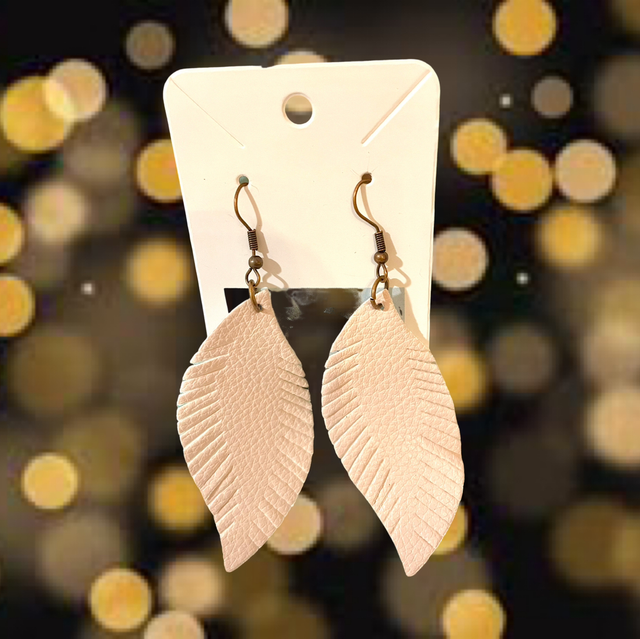 Discrètes boucles d’oreilles “plumes légères” 