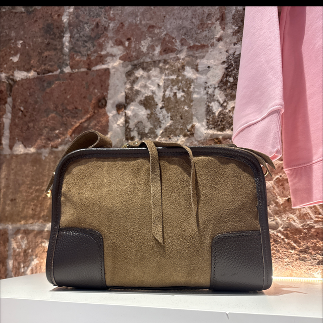 Bolso cuadrado serraje