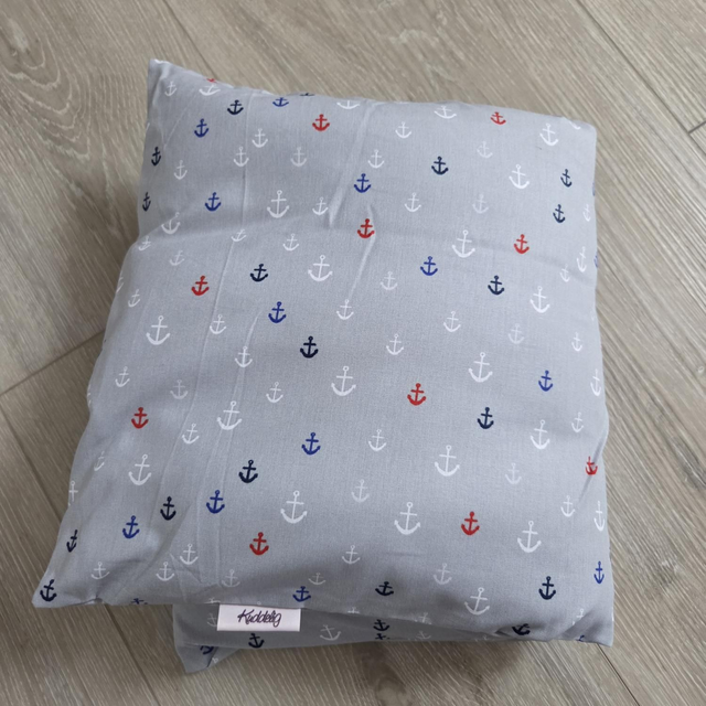 Wohlfühlkissen "mittel" 30x50cm " grau mit bunten Ankern "