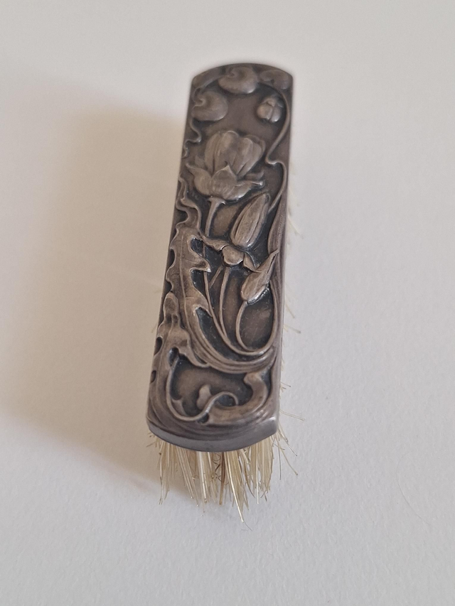 Antike Mini-Bartbürste aus 800er Silber – Jugendstil um 1900