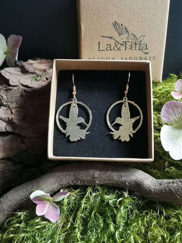 Précommande : Boucles d&#039;oreilles - laiton - colibri - fleurs - cercles - crochets - oiseau - pièce unique - La&amp;Titia