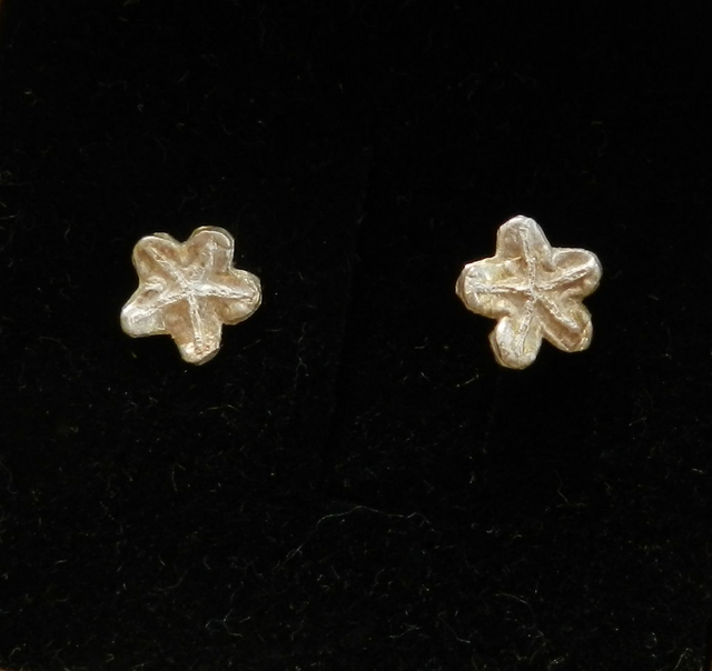 Opium poppy stud earrings