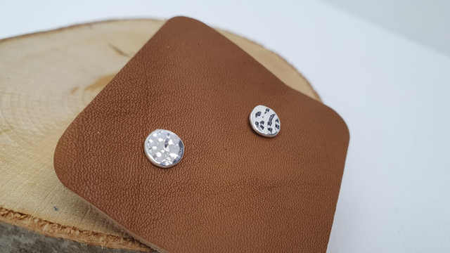 Puces d'oreilles "Flocons" – Argent massif martelé (a)