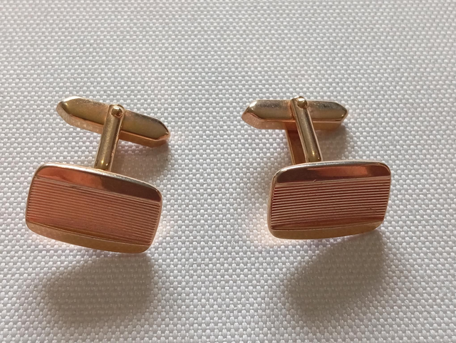 Boutons de manchettes rectangles dorés lignes horizontales 