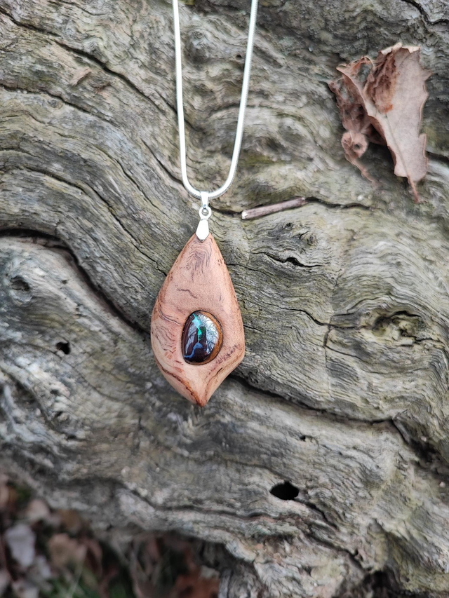 Pendentif en Bois de Ronce d'Olivier, Opale Boulder et Argent