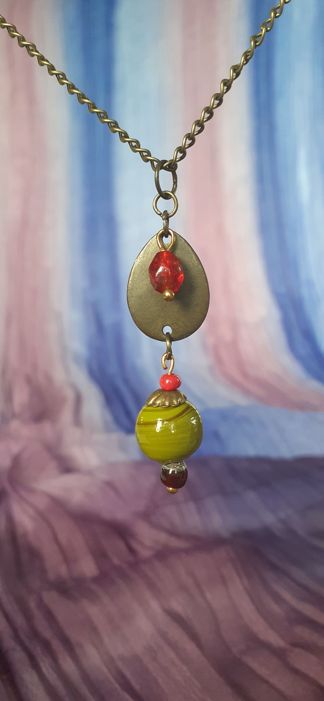 Xini Collier perle de verre et breloques bronze antique