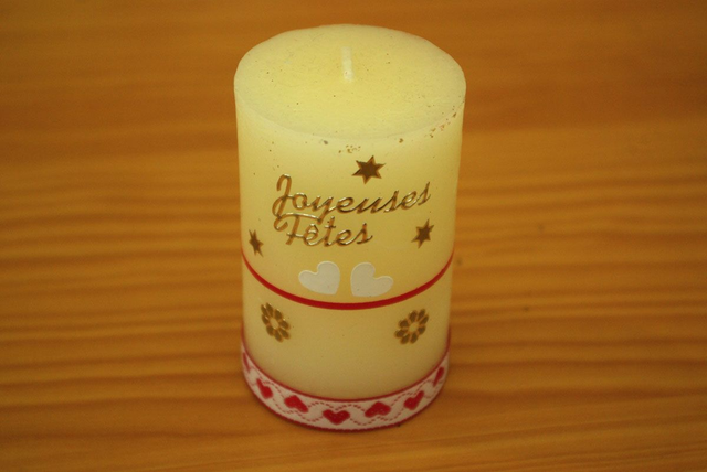 870.09-Bougie écrue "joyeuses fêtes" diam 5x8 cm