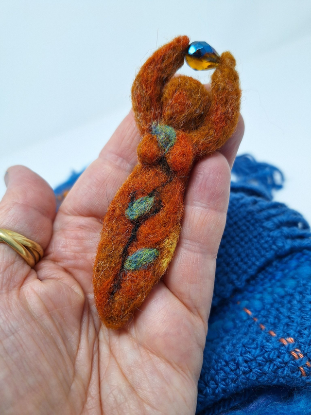 Goddess style brooch with Bohemian glass crystal bead