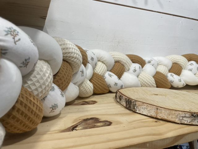 Tresse de lit tons Camel écru feuillage blanc