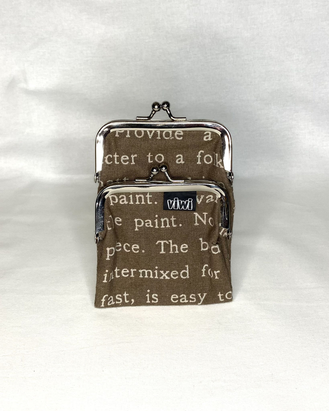 Pieni tuplakukkaro, Ruskea Typewriter