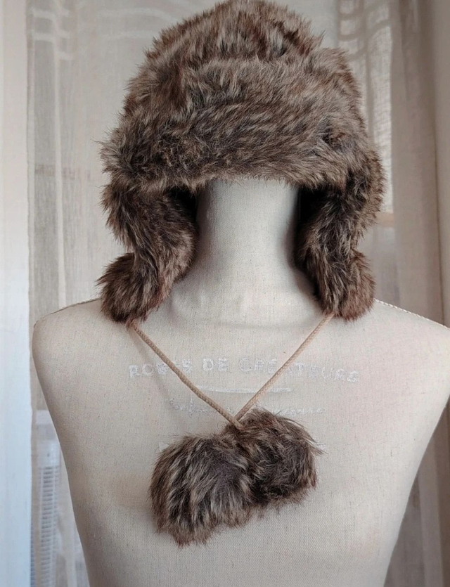 Chapka marron avec pompons