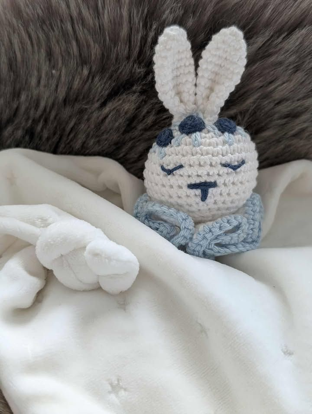 Doudou lapin blanc et bleu ciel