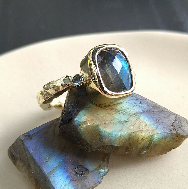 Gouden ring met labradoriet en aquamarijn