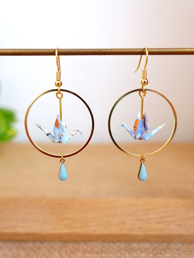 Oiseaux, Grue en Origami / Crochets plaqué or 14K / Papier japonais washi / Bleu clair, Or / Créole, Anneaux / Boucles d'oreilles / Bijou origami /