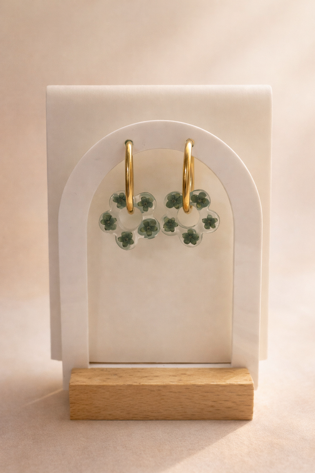 Fleurs transparentes avec fleurs vertes