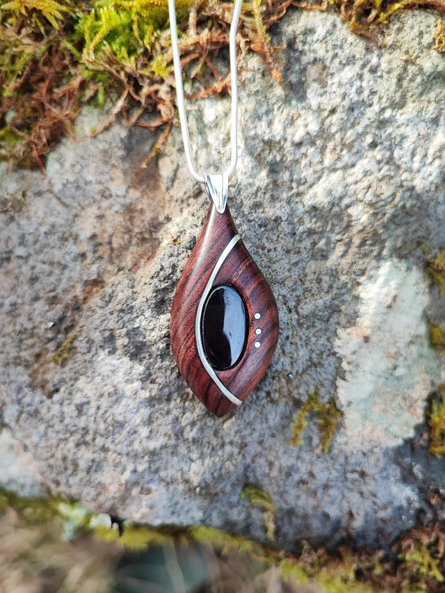 Pendentif en Bois de Violette, Purprite, et Argent