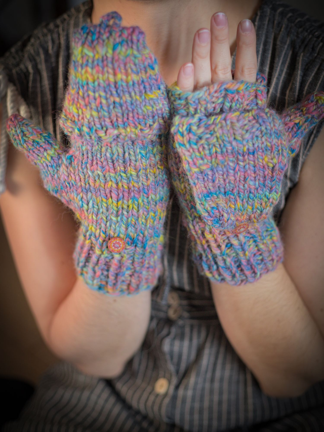 Moufl'taine filée à la main en laine arc en ciel