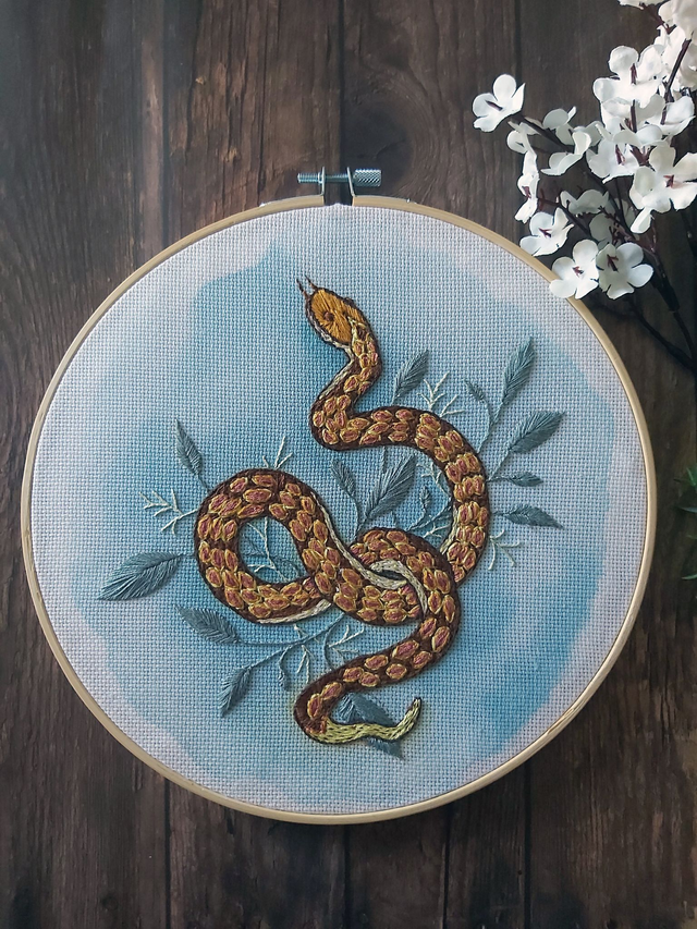 Broderie d'art décorative, motif serpent et feuillage, avec peinture aquarelle