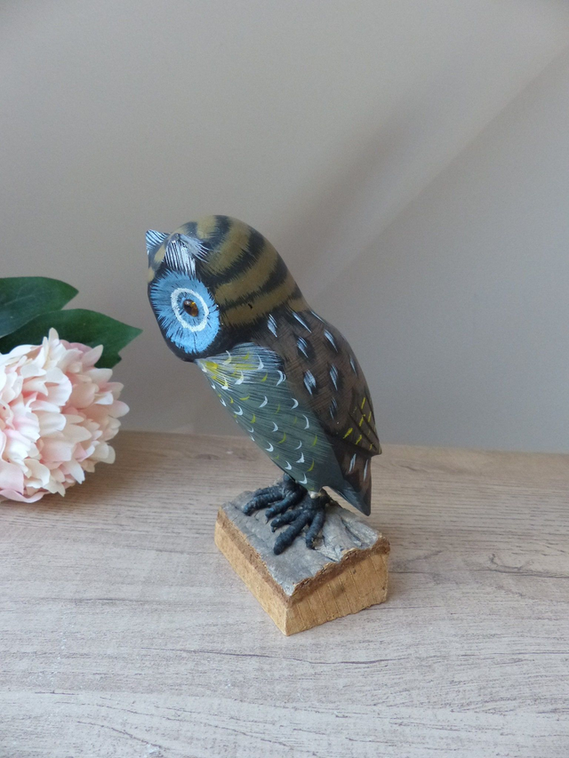Figurine Hibou Vintage en Bois Peint – Sculpture Bleu Vert sur Socle, Décoration Animalière Cottage Ferme Maison de Campagne