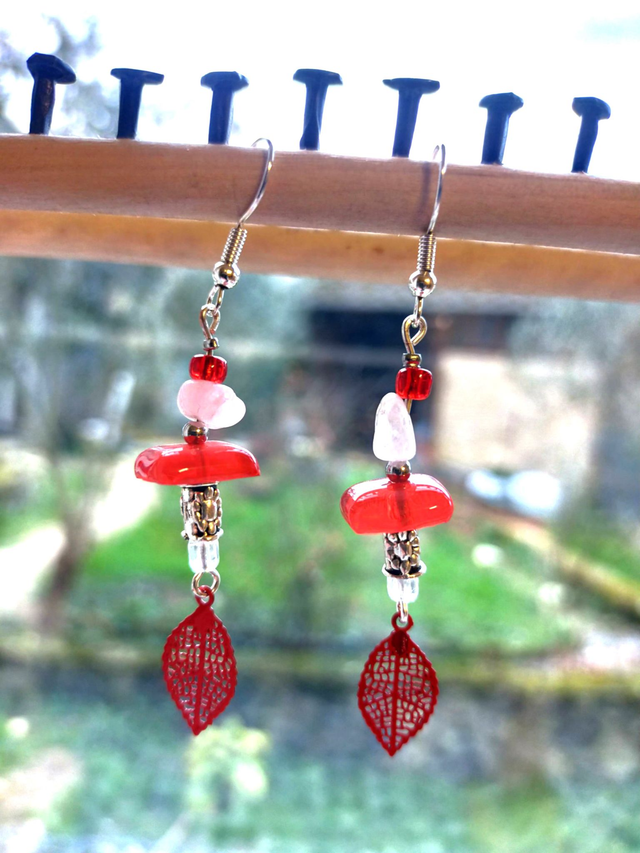 Boucles d'oreilles rouge écarlate en verre transparent. Numéro 2
