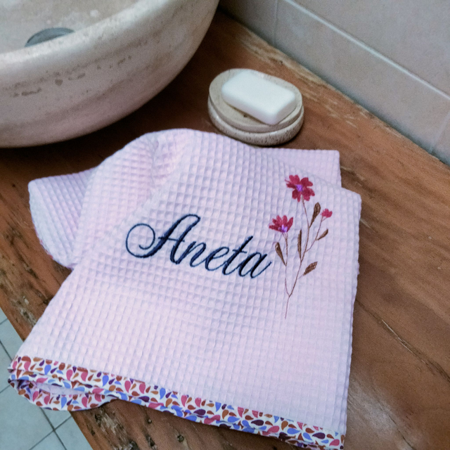 Serviette fleur fuchsia personnalisable en coton nid d&#039;abeille rose blush 