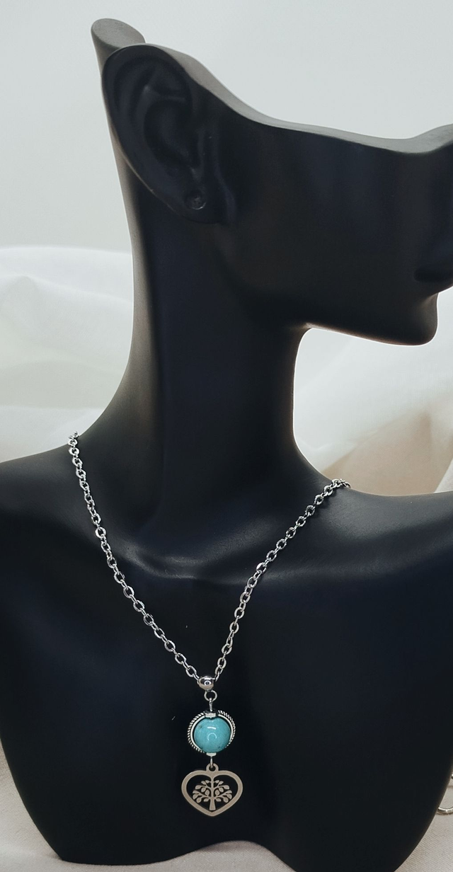 Collier acier inoxydable 50 cm agrémenté d'un pendentif "arbre de vie cœur" et pierre naturelle howlite bleue.
