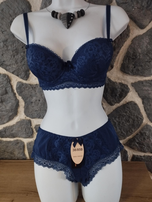 Ensemble bonnet B bleu marine  avec armatures et léger rembourrage