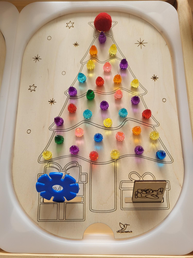 Le sapin de Noël petits trous