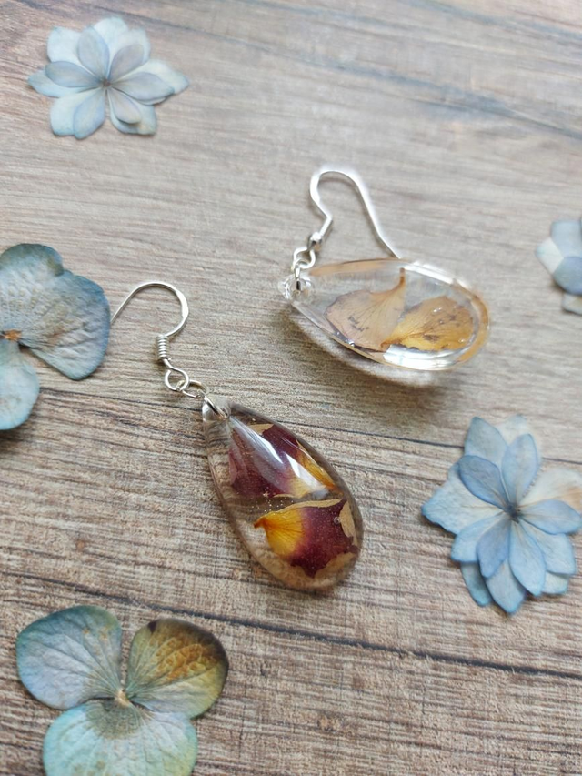 Boucles d'oreilles - pétales de rosiers rouges