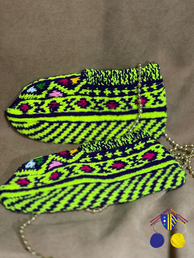 Stricksocken mit traditionellen Muster aus dem Iran in Giftgrün/schwarz