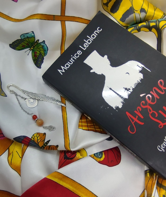 Marque-pages de 8 cm en acier inoxydable et pierres naturelles.