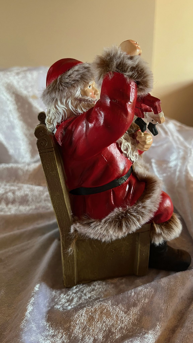 Weihnachtsmann auf Sessel – mit einem Sack mit Geschenken-liebevoll gestaltete Weihnachtsfigur
