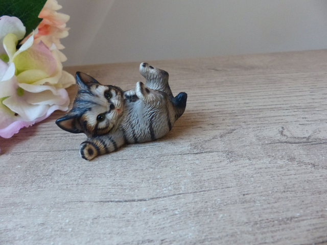 Figurine Chaton en Céramique Royal Handbemalt - Chat Bébé Rayé Marron Gris Noir - Présent Unique, Oeuvre Peinte à la Main, Cadeau Collection