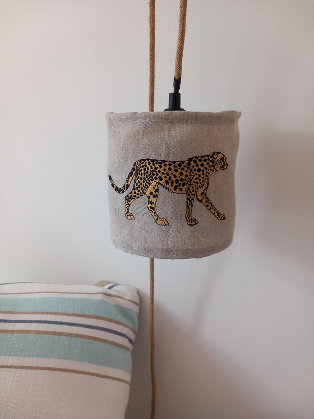 Abat jour suspension en lin brodé  .Broderie  Guépard .diamètre 15  cm. Applique murale ,lampe baladeuse . Création en  France . 