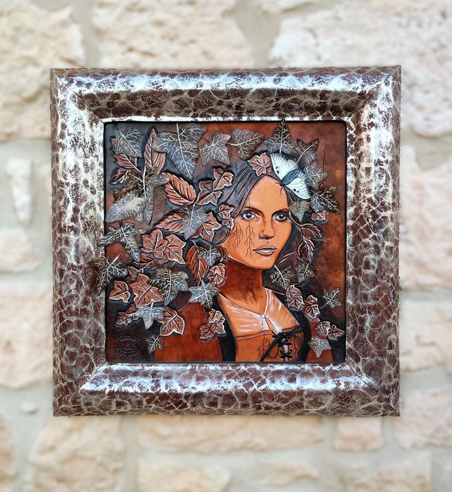 Tableau en cuir repoussé, portrait de femme fantasy, "Hedera"