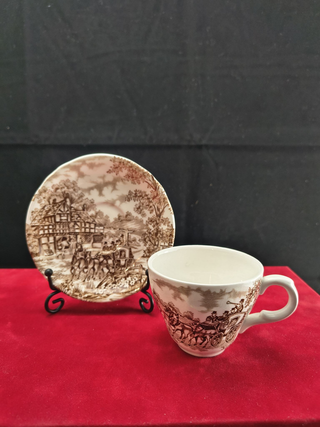 Alfred Meakin | Kop (diameter 7,0 | hoogte 6,0 cm) en schotel (diameter 12,0 | hoogte 1,5 cm) met ‘Coaching Days’ motief in Bruin | Vintage