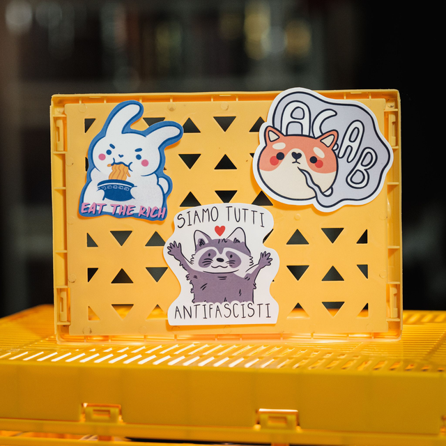 Autocollant Siamo tutti antifascisti, ACAB, eat the rich shiba lapin racoon
