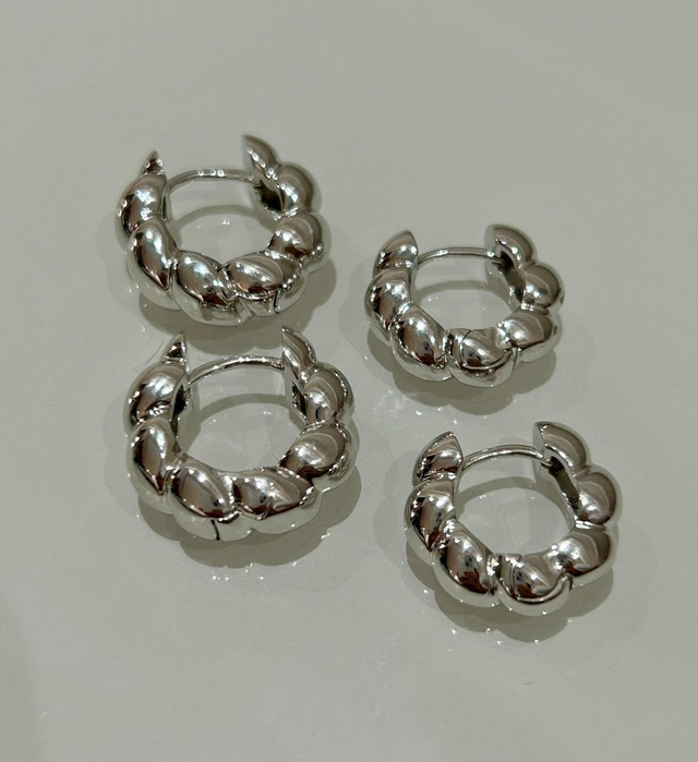 Argola torcida liso polido banhado em ródio branco  Tam M